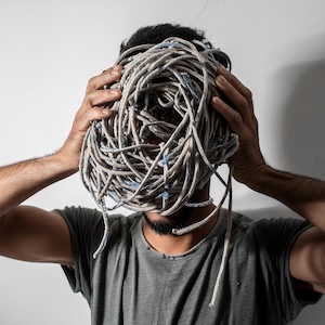 Mulher cobrindo o rosto com um emaranhado