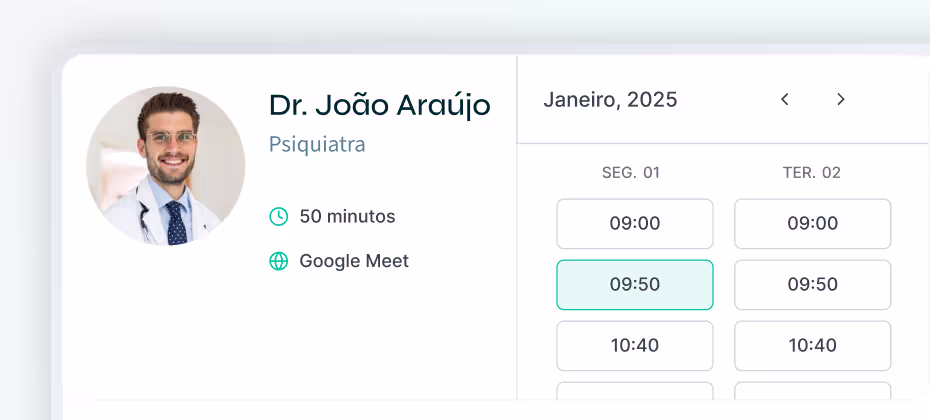 Uma psicóloga sorridente sentada numa poltrona em um ambiente acolhedor